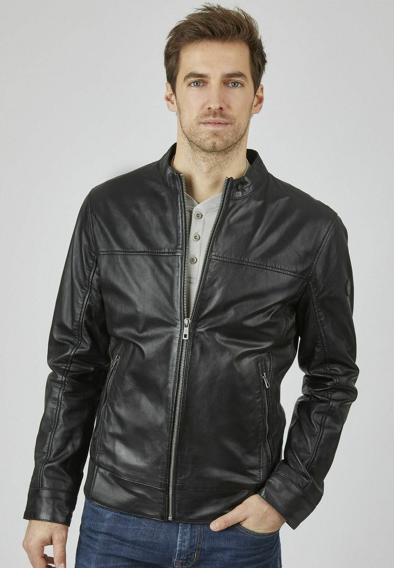 Schwarze Lederjacke mit einem Reißverschluss vorne, Stehkragen und Eingrifftaschen. Sie zeichnet sich durch eine glatte Textur und subtile Nähte aus.