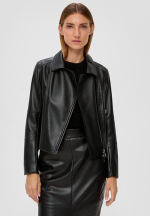 Schwarze Lederjacke mit kragenförmigem Ausschnitt, Reißverschluss und langen Ärmeln. Glatte Textur, kurzes Design, kombiniert mit einem passenden Rock.