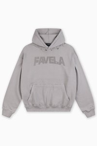 Gaiši pelēks pārmērīgs kapuce ar saplēstiem maliņām, priekšējā kangaroo kabata un liels uzraksts "FAVELA" krūšu rajonā.