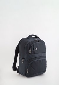 Mochila azul oscuro hecha de un tejido resistente, con múltiples compartimentos con cremallera, correas de hombro acolchadas y un asa superior para llevar.