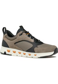 Scarpa sportiva grigia e nera realizzata con materiali in suede e sintetici, punta arrotondata, suola intermedia testurizzata con accenti arancioni e design con lacci.