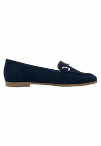 Mocassins en daim bleu marine à semelle plate, avec une lanière décorative et un accent métallique à l'avant, texture lisse et bout arrondi.