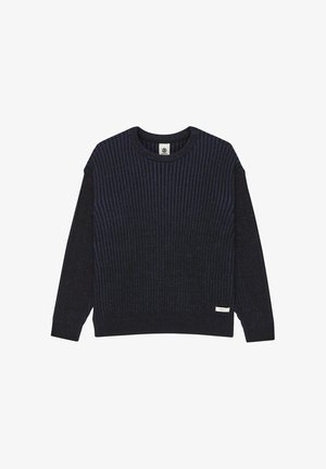 Stickad mörknavy tröja med vertikala ränder, rundad hals, ribbade muddar och nederkant, med ett litet märke på den nedre framsidan.