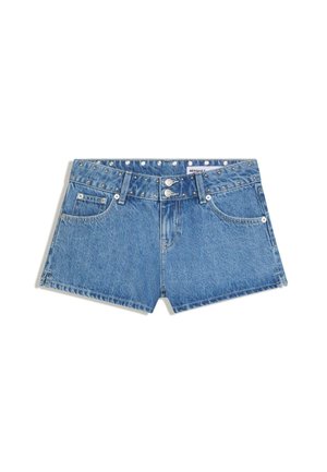 Niebieskie szorty dżinsowe z przednimi kieszeniami, szlufkami na pasek, zapięciem na podwójny guzik oraz małymi metalowymi ćwiekami wzdłuż talii.