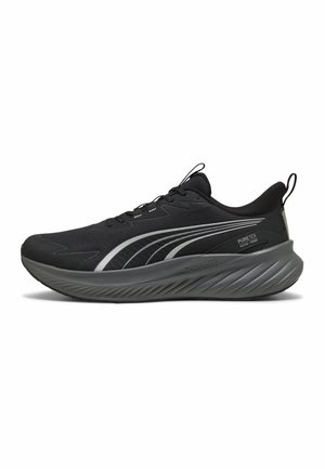 Czarny i ciemnoszary but sportowy z grubą, amortyzowaną podeszwą, zakrzywionymi liniami wzorniczymi i etykietą "Puretex waterproof" z boku.