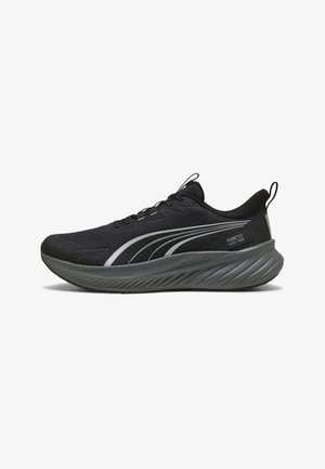 Czarny i ciemnoszary but sportowy z grubą, amortyzowaną podeszwą, zakrzywionymi liniami wzorniczymi i etykietą "Puretex waterproof" z boku.