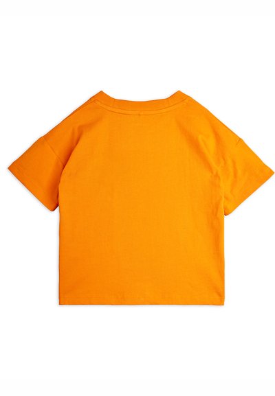 Κοντομάνικο μονόχρωμο πορτοκαλί μπλουζάκι με στρογγυλή λαιμόκοψη, παρουσιασμένο από πίσω σε λευκό φόντο.