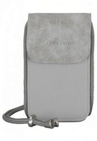 Pungă din piele gri cu clapetă texturată, curea împletită reglabilă și numele brandului "EXPATRIE" gravat pe față.