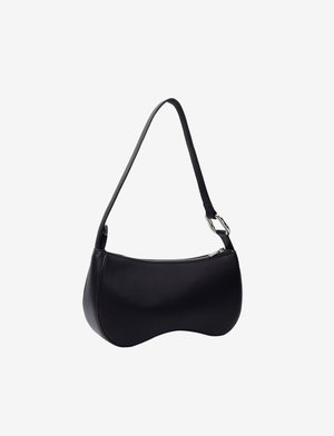 Melnas ādas rokassoma ar izliekta forma, vienu siksniņu un augšējo rāvējslēdzēja aizdari. Gluda tekstūra ar sudraba metāla detaļām.