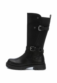 Bota negra hasta la rodilla hecha de cuero sintético, con un acento de hebilla, cremallera lateral y suela texturizada para mayor agarre.