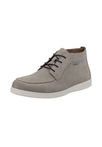Stivaletti alla caviglia in suede grigio con punta rotonda. Presentano una suola in gomma bianca a contrasto e lacci marroni. Design minimalista con cuciture laterali.