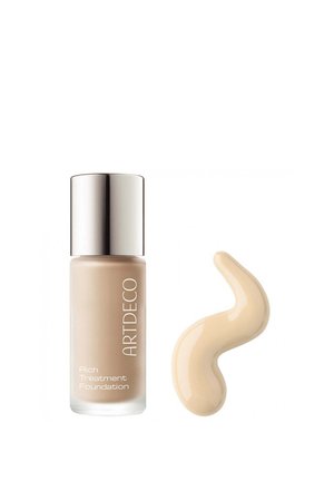 Flaske med ARTDECO Rich Treatment Foundation med en beige foundationprøve ved siden af på en hvid baggrund.