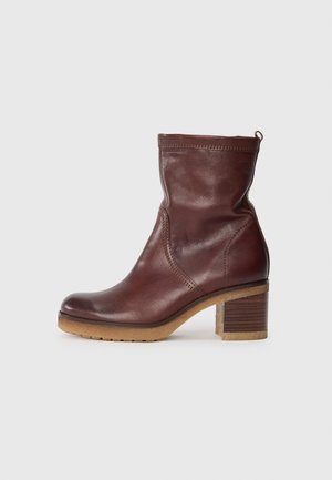 High heeled ankle boots - cognac