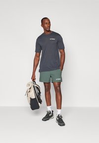 Adidas Terrex MT - Pantalón corto de deporte - legend ivy