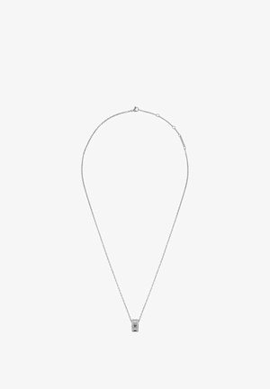 Ezüst lánc nyaklánc, amely egy téglalap alakú medállal rendelkezik, apró átlátszó kövekkel díszítve. Egyszerű dizájn, fényes felülettel és állítható hosszúsággal.