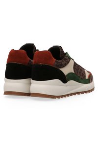 Sportieve sneakers met een mix van zwart, bruin, groen en rode suède. Kenmerken een luipaardprintdesign en een gestructureerde rubberen zool.