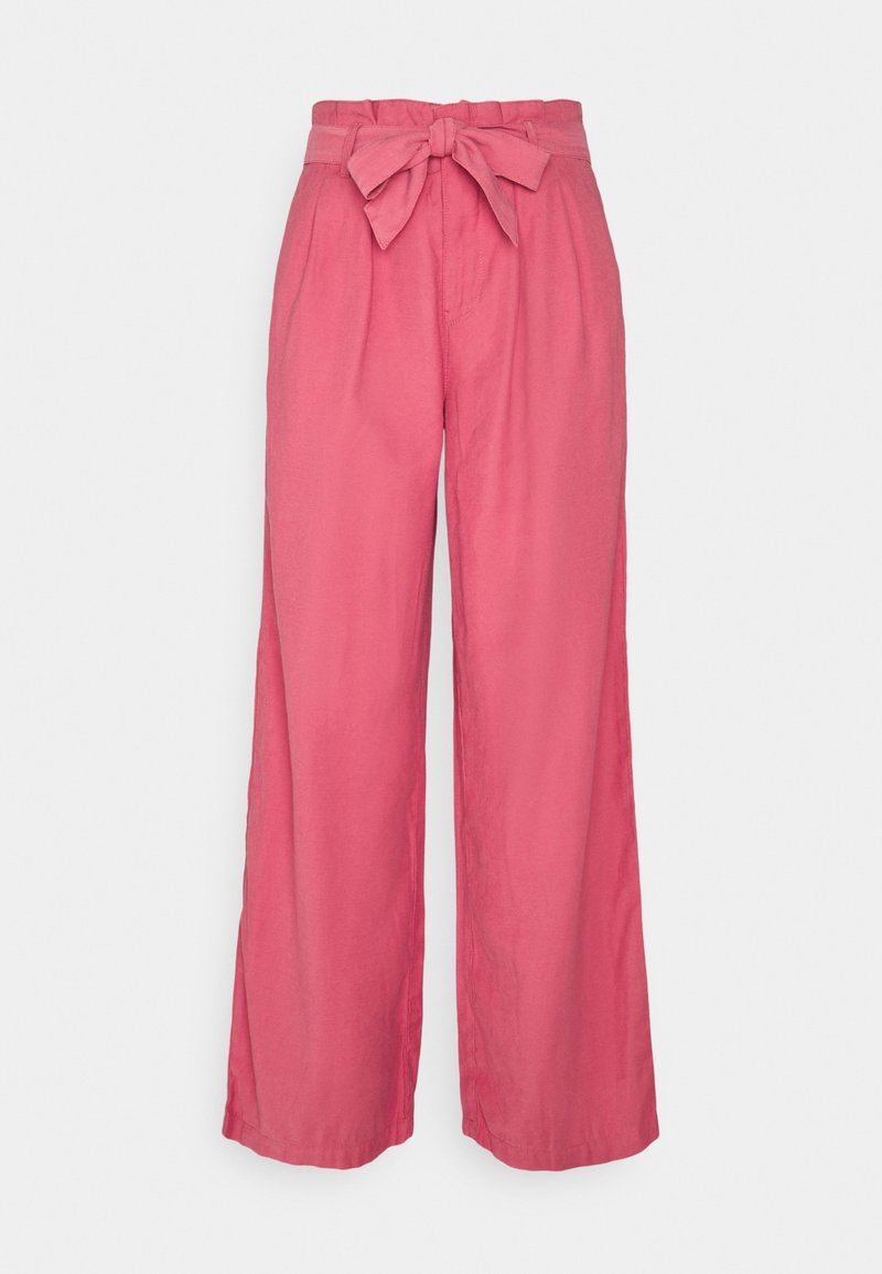 Pantalon rose taille haute à jambes larges avec une ceinture en tissu nouée en nœud à l'avant, présenté sur un fond clair uni.