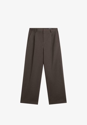 Pantalon large marron foncé avec plis devant, poches latérales, passants pour ceinture et fermeture avant cachée, présenté sur un fond blanc.