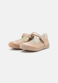 Zapatos Mary Jane metálicos en dorado con punta redonda, correa ajustable y suela de goma texturizada. Parte superior de cuero suave y interior acolchado.