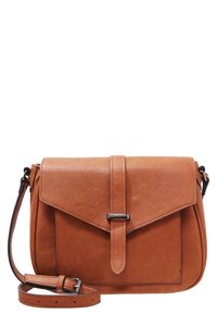 Ruskea nahkainen olkalaukku, jossa on läppäkiinnitys, säädettävä hihna ja etutasku. Sujuva pinta ja minimalistinen muotoilu.