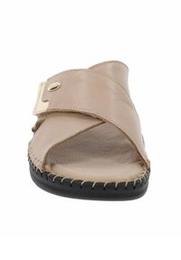 Beige leren slider-sandaal met kruislings verstelbare banden en een decoratieve gouden accent. Heeft zichtbare stiksels en een zwarte rubberen zool.