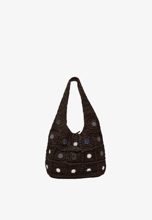 Tmavohnedá pletená taška na rameno so štvorcovými vzormi zdobenými rovnomerne rozmiestnenými okrúhlymi reflexnými zrkadlovými akcentmi.