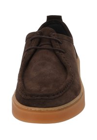 Scarpa in suede marrone con punta tonda, dettagli cuciti e suola in gomma marrone chiaro, caratterizzata da un design con lacci e un profilo basso.