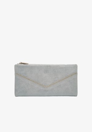 Portefeuille zippé en cuir texturé gris clair avec un motif cousu en forme de V sur le devant et un petit logo de marque embossé centré au-dessus.