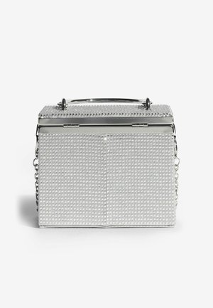 Geantă de mână argintie cu o suprafață texturată, punctată cu mici ținte reflectorizante, maner metalic și curea de umăr detasabilă.