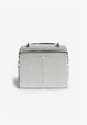 Hõbe värvi kott, millel on tekstuuriga pind väikeste peegeldavate nupudega, metallist käepide ja eemaldatav ketirihm.