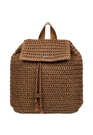 Brązowy pleciony plecak z zapięciem na sznurek, z klapką i górnym uchwytem na białym tle.