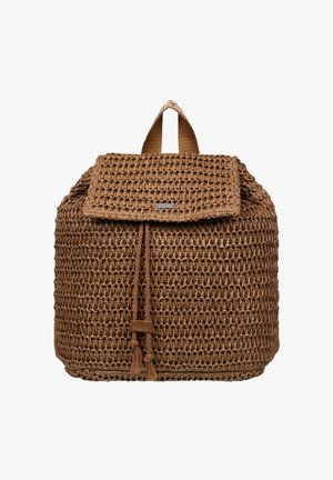 Καφέ υφασμένο σακίδιο πλάτης με κλείσιμο κορδονιού, καπάκι με φτερό και επάνω λαβή σε λευκό φόντο.