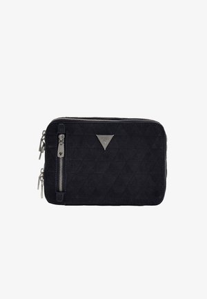 Pochette noire rectangulaire matelassée avec des fermetures éclair argentées et un logo triangulaire en métal de Guess à l'avant.