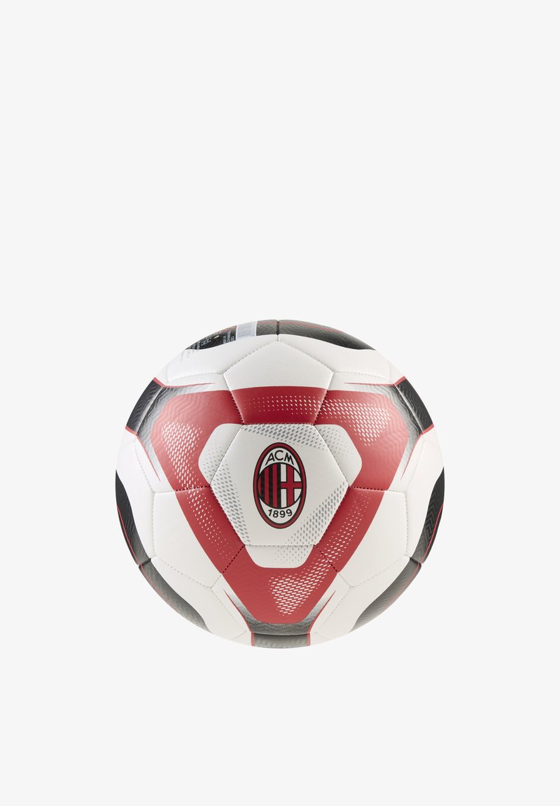 Ballon de football blanc, rouge et noir avec le logo de l'AC Milan et le texte "1899" sur la bande centrale, isolé sur fond blanc.
