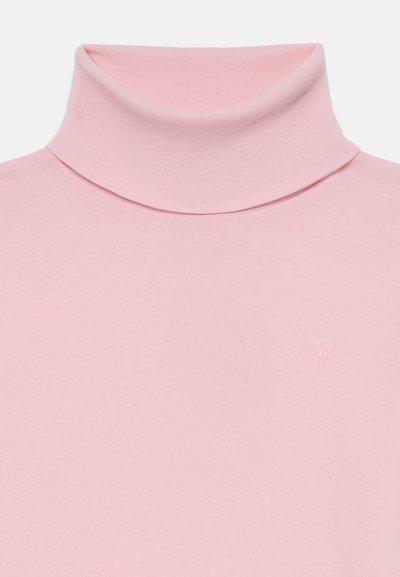 Suéter de cuello alto en un suave tejido de punto en color rosa claro, que presenta un diseño ajustado y un logo bordado en el pecho.