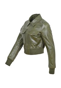 Veste en cuir vert olive coupée, avec un col, deux poches avant et des poignets côtelés. Texture lisse avec une finition brillante.
