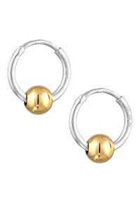 Silverringar med hoops har en central guldsfär. Designen är cirkulär med en polerad yta och en sömlös låsning för stängning.
