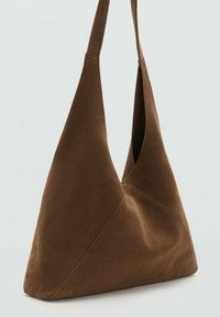 Braune Wildleder-Schultertasche mit einem winkeligen, geometrischen Design, ausgestattet mit dicken Trägern und sichtbaren Nähten entlang der Säume.