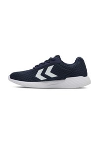 Scarpa da corsa in rete blu navy con suola bianca, logo a doppia freccia bianca sul lato e lacci blu navy.