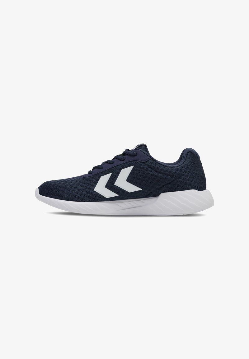 Scarpa da corsa in rete blu navy con suola bianca, logo a doppia freccia bianca sul lato e lacci blu navy.