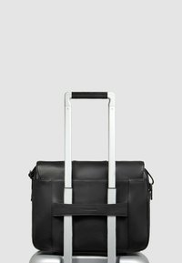 Schwarze Laptoptasche aus Leder mit einem oberen Klappdeckel, die eine glatte Textur aufweist und über einen hinteren Riemen zum Befestigen an einem Kofferhandgriff verfügt.