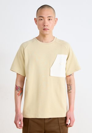RELAXED TEE - Potiskana majica - gravel