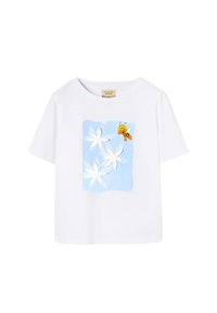 Biały t-shirt z krótkim rękawem z niebieskim kwadratem przedstawiającym trzy białe kwiaty oraz małą kreskówkową pszczołę latającą obok górnego prawego kwiatu.