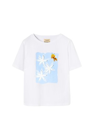 Biały t-shirt z krótkim rękawem z niebieskim kwadratem przedstawiającym trzy białe kwiaty oraz małą kreskówkową pszczołę latającą obok górnego prawego kwiatu.