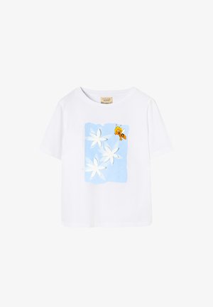 Fehér rövid ujjú póló, amelyen egy kék négyzet látható, benne három fehér virággal és egy kis rajzfilm méh, amely a jobb felső virág közelében repül.