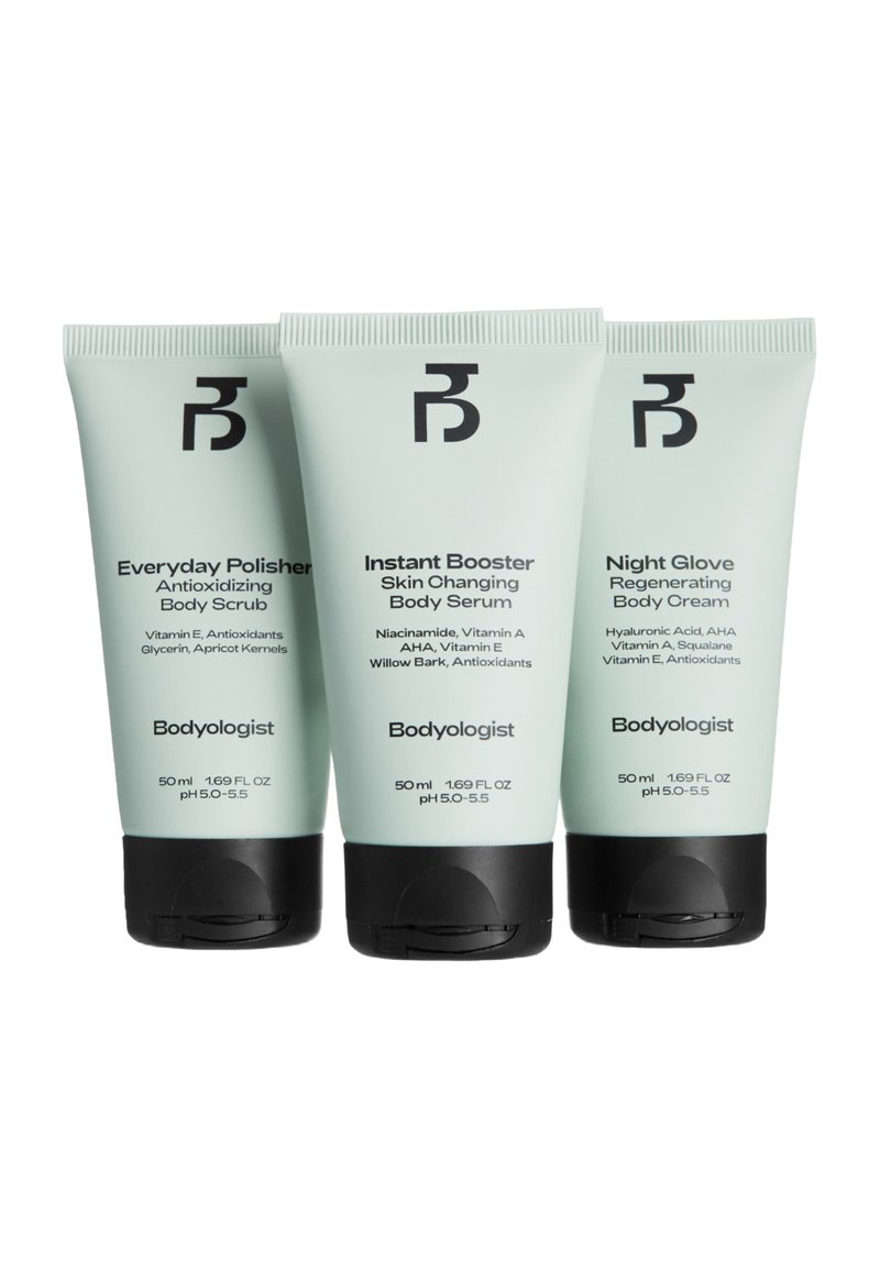 Drei Tuben von Hautpflegeprodukten: mintgrün mit schwarzen Akzenten, die ein Logo zeigen. Die Etiketten zeigen Produktnamen und Inhaltsstoffe.