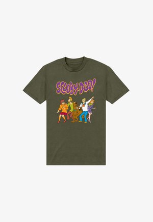 Oliwkowa zielona koszulka z kolorowymi postaciami i logo Scooby-Doo, przedstawiająca grupę w ostrożnej, czujnej pozie.