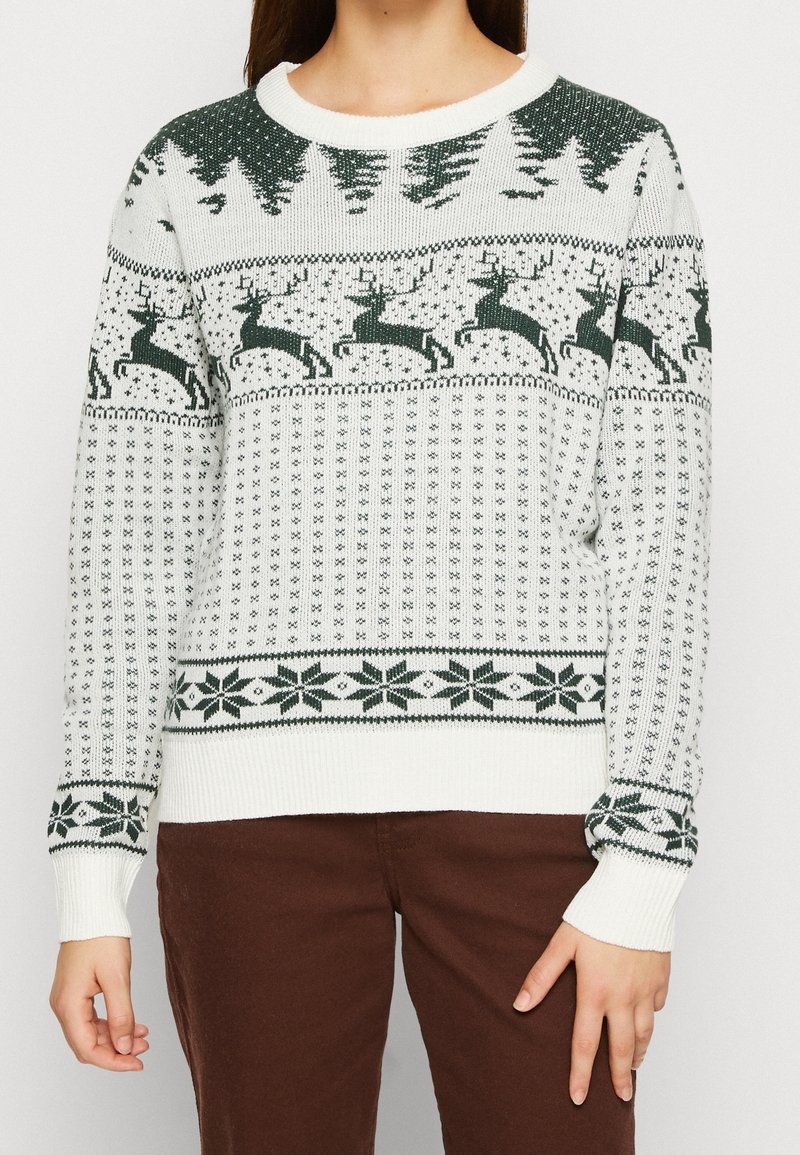 Maglione bianco lavorato a maglia con un design invernale verde che presenta renne, alberi e motivi geometrici. Polsini e orlo a coste.