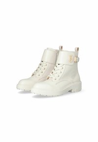 Botine din piele albă, cu vârf rotund, șireturi în față, fermoar pe o parte și o curea cu detaliu de cataramă aurie. Talpă antiderapantă.