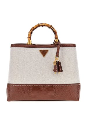 Biała i brązowa torebka Guess z teksturowaną skórzaną podstawą, bambusowym uchwytem oraz złotym zawieszkiem i logo z przodu.